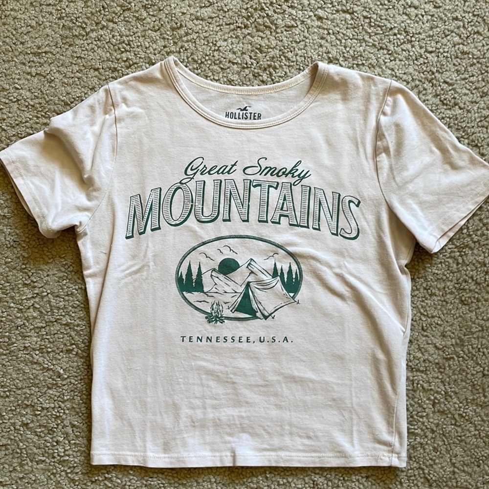 Crop Top graphic t-shirt.